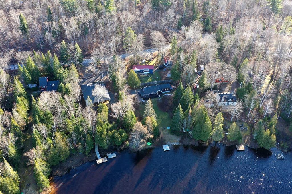 Irrésistible maison en bois rond surplombant un lac à vendre pour 369 900 $