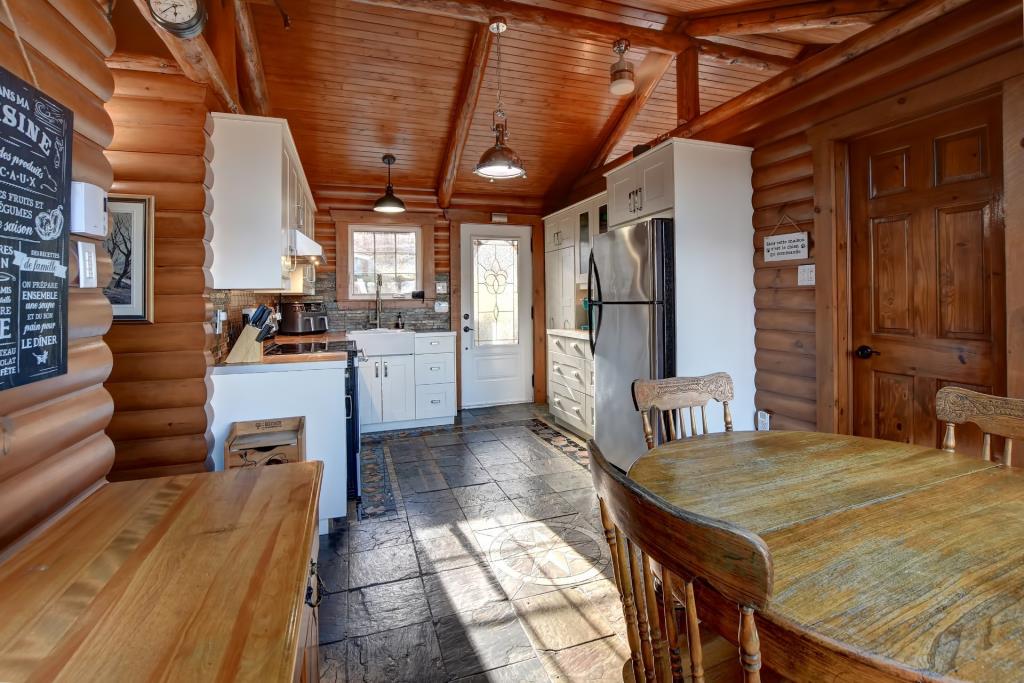 Irrésistible maison en bois rond surplombant un lac à vendre pour 369 900 $