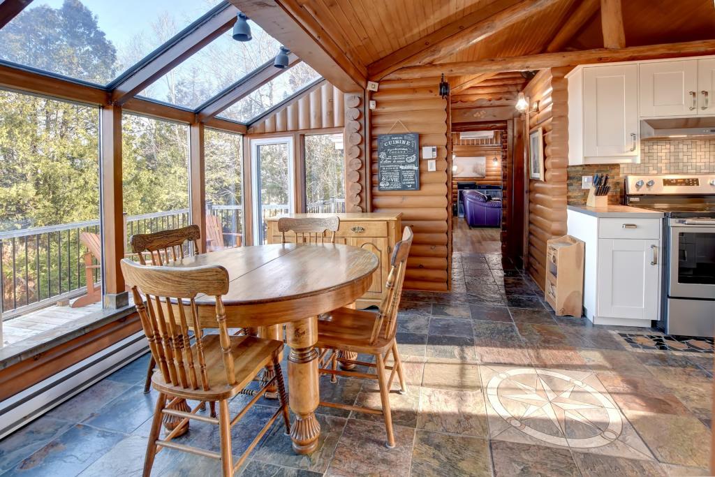 Irrésistible maison en bois rond surplombant un lac à vendre pour 369 900 $