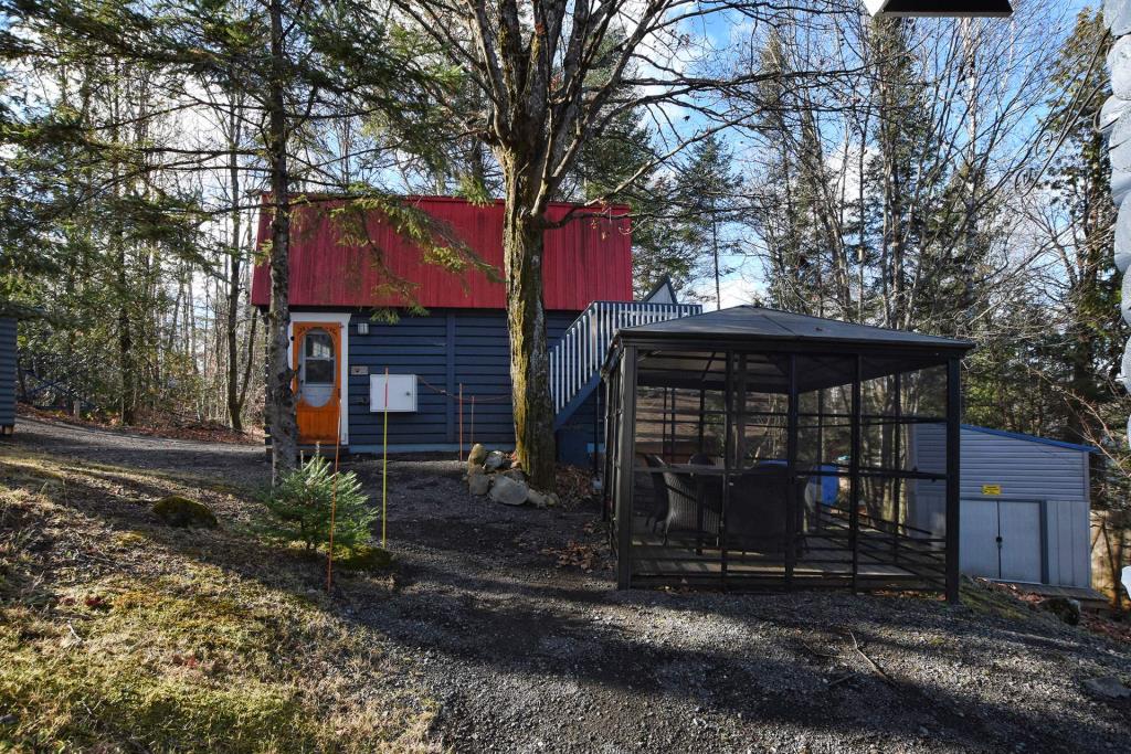 Irrésistible maison en bois rond surplombant un lac à vendre pour 369 900 $