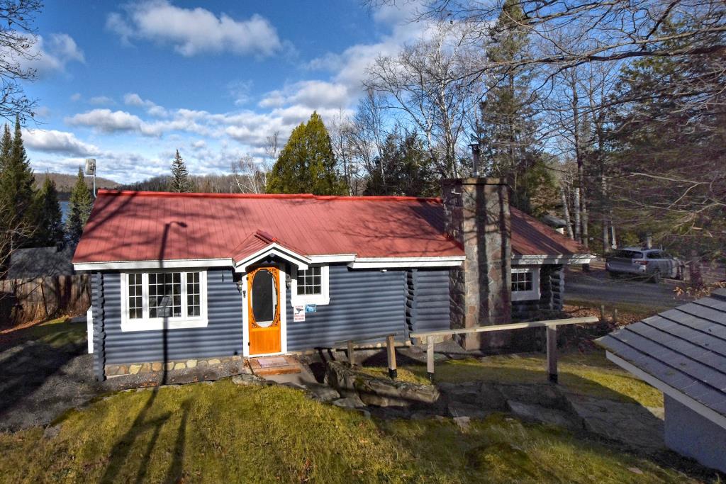 Irrésistible maison en bois rond surplombant un lac à vendre pour 369 900 $