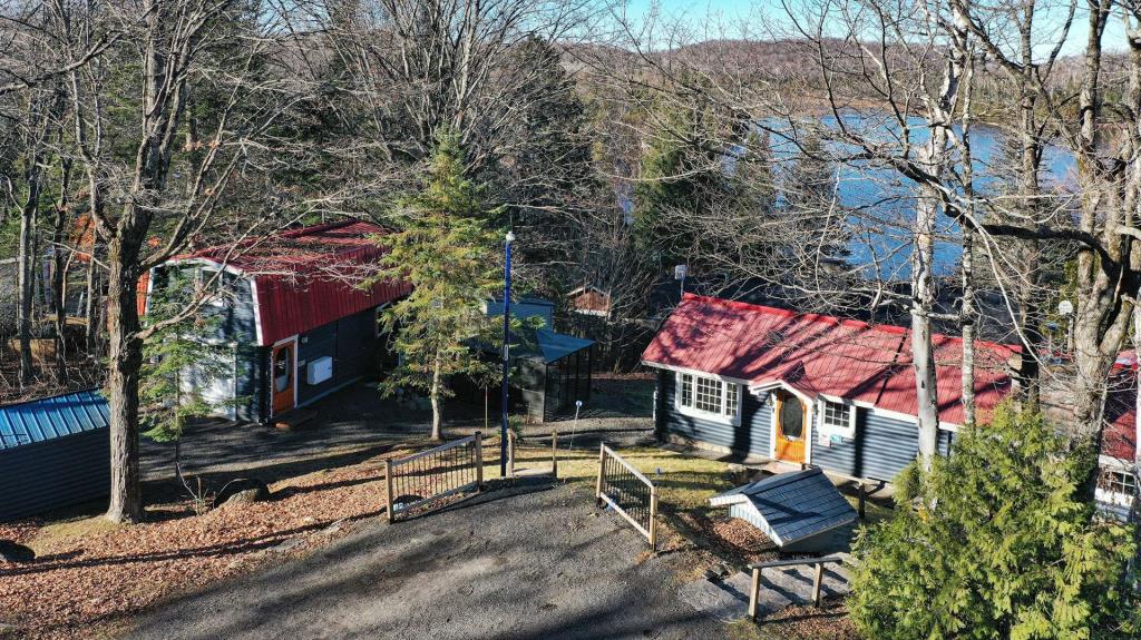 Irrésistible maison en bois rond surplombant un lac à vendre pour 369 900 $