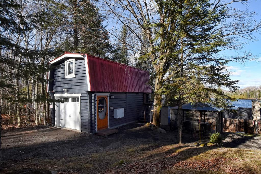 Irrésistible maison en bois rond surplombant un lac à vendre pour 369 900 $