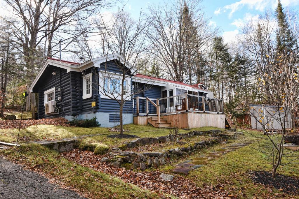 Irrésistible maison en bois rond surplombant un lac à vendre pour 369 900 $