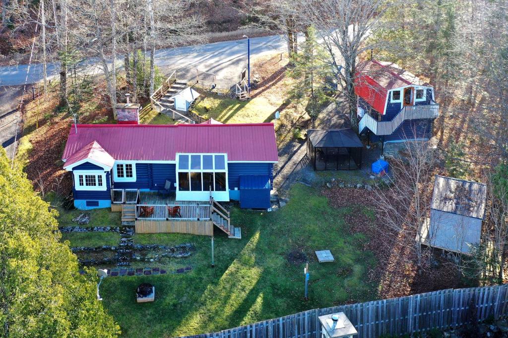 Irrésistible maison en bois rond surplombant un lac à vendre pour 369 900 $