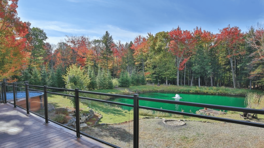 On a baissé le prix de cette charmante résidence avec piscine et lac à proximité