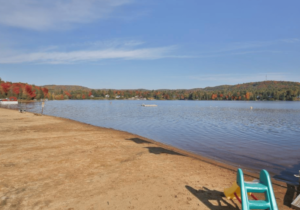 On a baissé le prix de cette charmante résidence avec piscine et lac à proximité