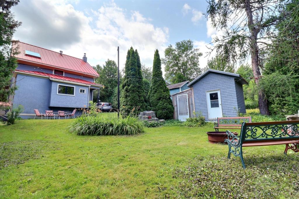 Cottage au cachet chaleureux et lumineux à vendre pour 214 000 $