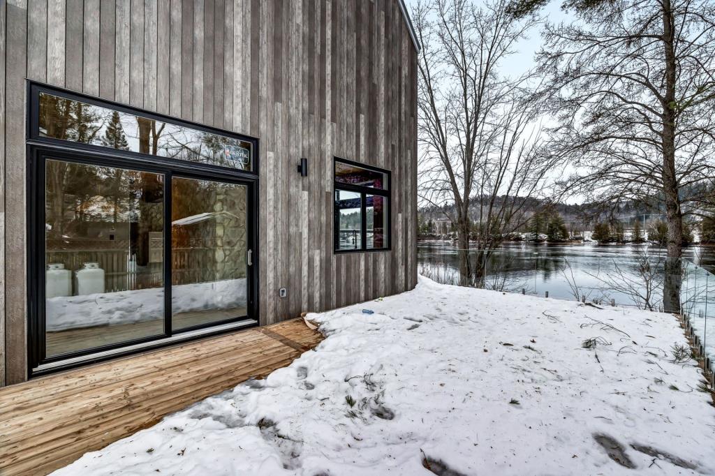 Époustouflante propriété rénovée avec une immense fenestration offrant une vue sur l'eau