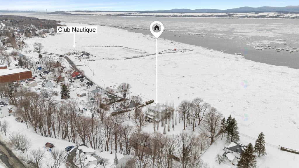 Élégante centenaire sur un terrain de plus de 100 000 pi² en bordure du fleuve