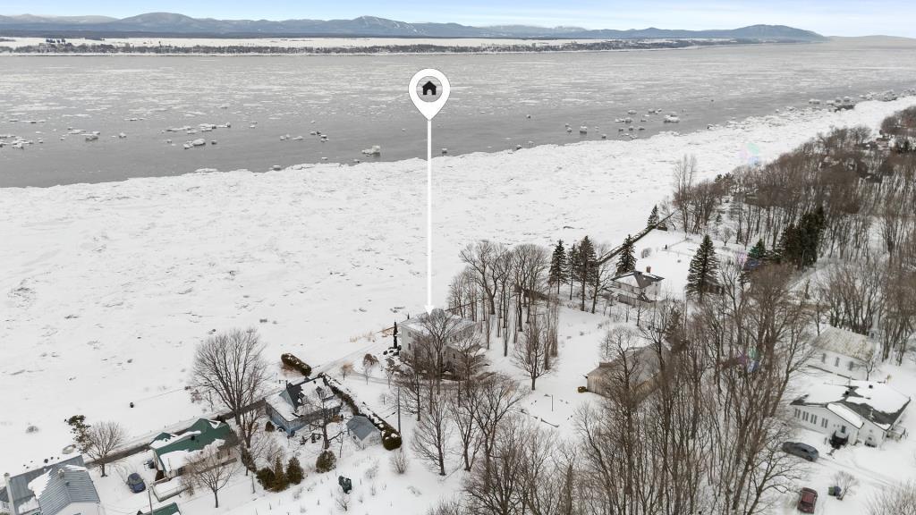 Élégante centenaire sur un terrain de plus de 100 000 pi² en bordure du fleuve