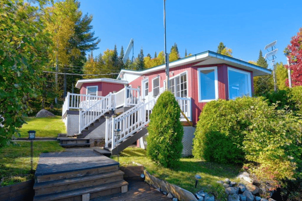 Coquet chalet 4 saisons sur le bord de l'eau