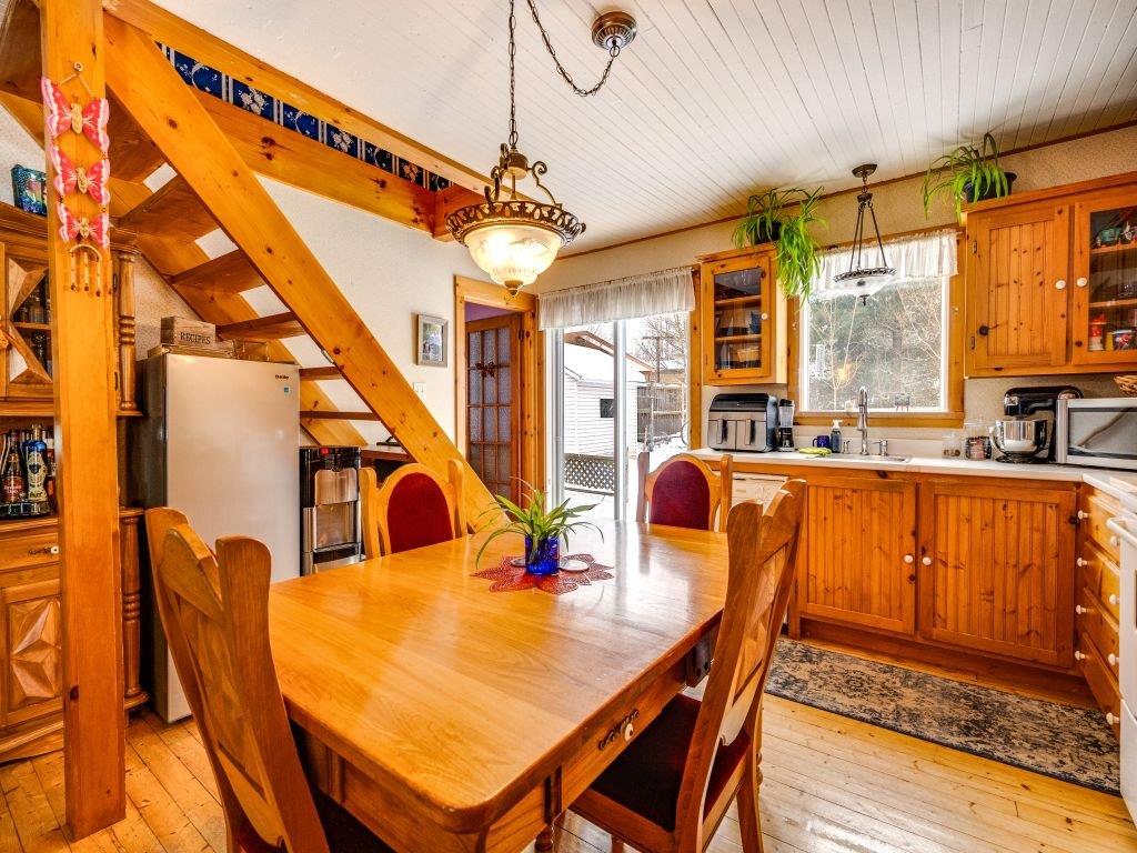 Maisonnette à 174 900 $ avec un charmant intérieur rustique
