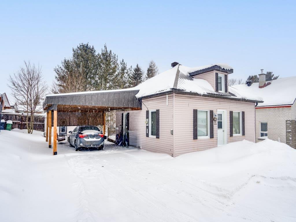 Maisonnette à 174 900 $ avec un charmant intérieur rustique