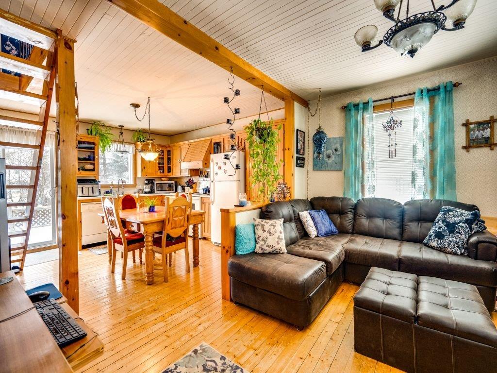 Maisonnette à 174 900 $ avec un charmant intérieur rustique
