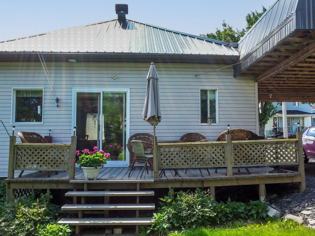 Maisonnette à 174 900 $ avec un charmant intérieur rustique