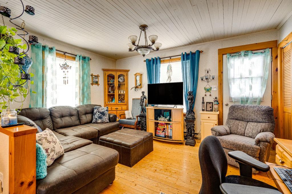 Maisonnette à 174 900 $ avec un charmant intérieur rustique