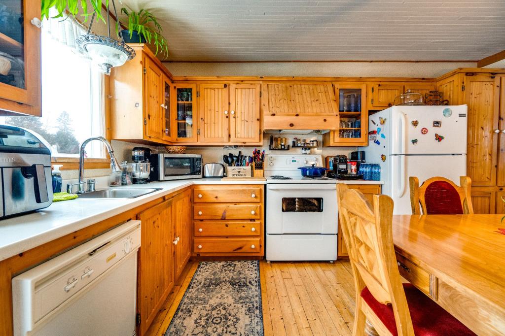 Maisonnette à 174 900 $ avec un charmant intérieur rustique