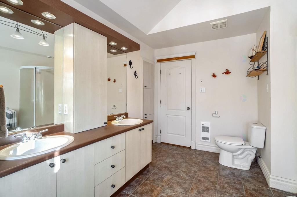 Charme et intimité dans un écrin boisé de plus de 35 000 pi²