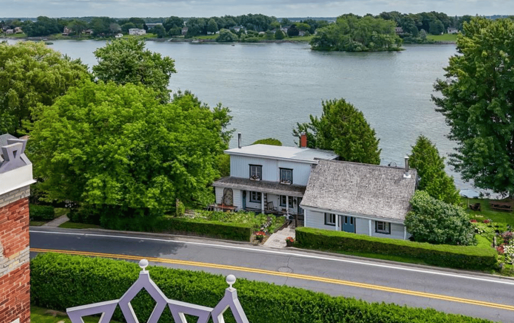 Belle d'autrefois aux abords de la rivière Richelieu