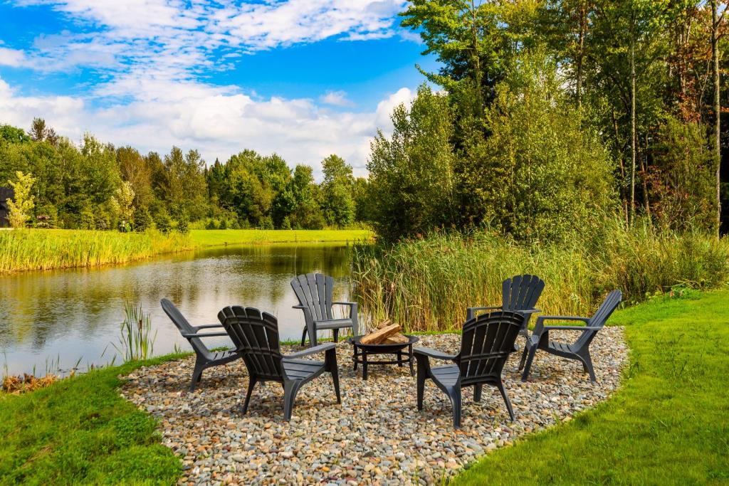 Séduisant cottage inondé de lumière naturelle avec vue imprenable sur l'eau