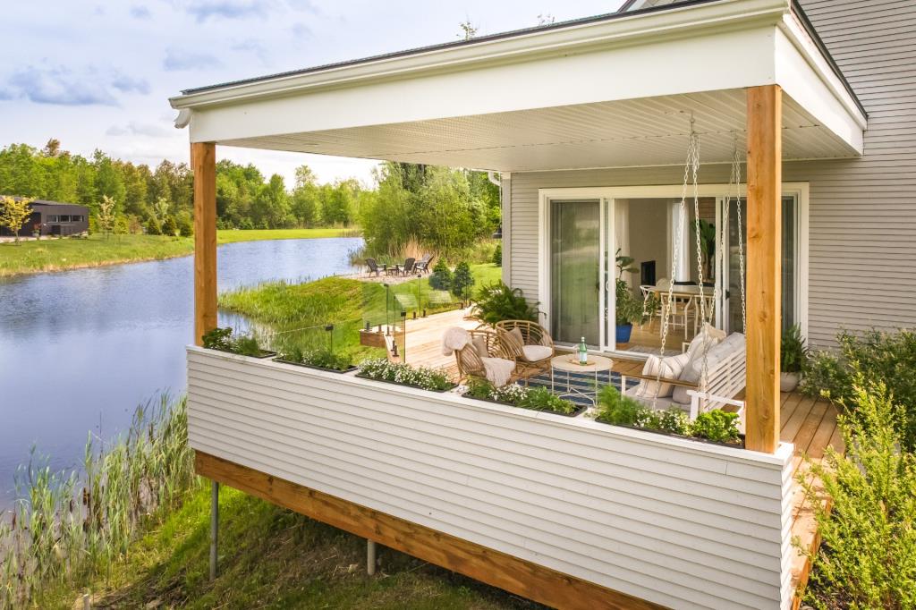 Séduisant cottage inondé de lumière naturelle avec vue imprenable sur l'eau