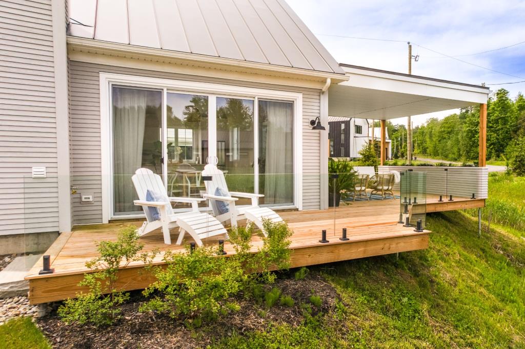 Séduisant cottage inondé de lumière naturelle avec vue imprenable sur l'eau