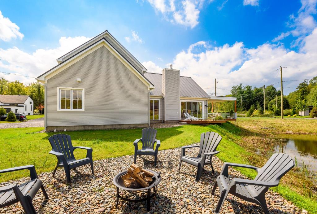 Séduisant cottage inondé de lumière naturelle avec vue imprenable sur l'eau