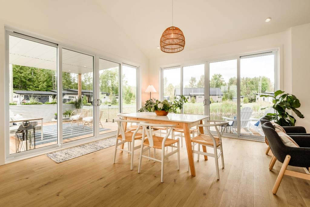 Séduisant cottage inondé de lumière naturelle avec vue imprenable sur l'eau