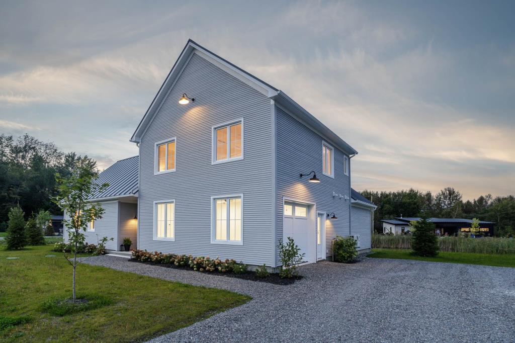 Séduisant cottage inondé de lumière naturelle avec vue imprenable sur l'eau