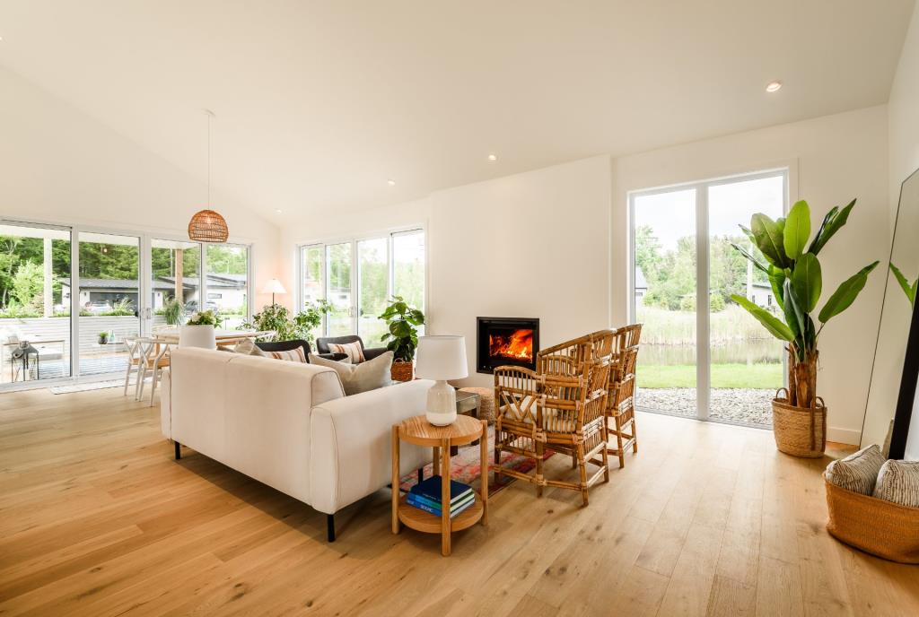 Séduisant cottage inondé de lumière naturelle avec vue imprenable sur l'eau