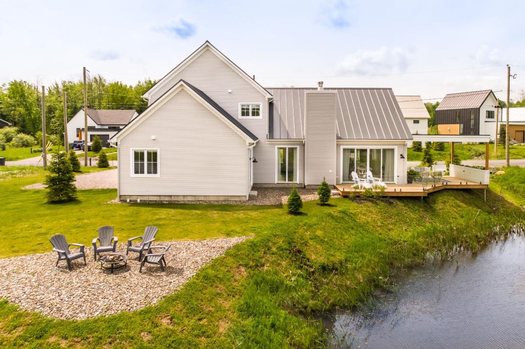 Séduisant cottage inondé de lumière naturelle avec vue imprenable sur l'eau