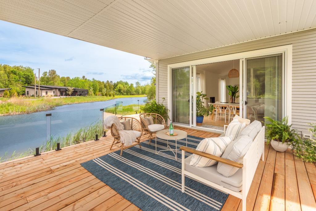 Séduisant cottage inondé de lumière naturelle avec vue imprenable sur l'eau