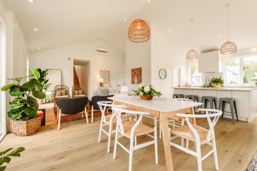 Séduisant cottage inondé de lumière naturelle avec vue imprenable sur l'eau