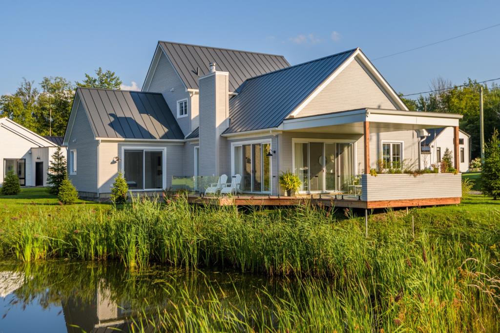 Séduisant cottage inondé de lumière naturelle avec vue imprenable sur l'eau