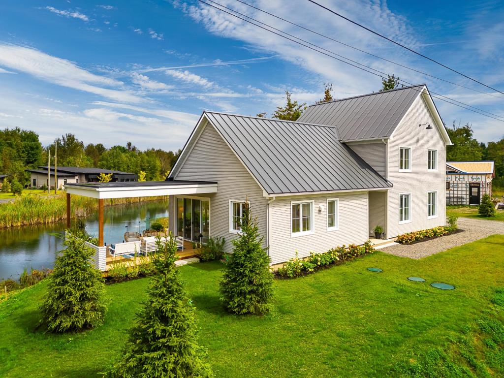 Séduisant cottage inondé de lumière naturelle avec vue imprenable sur l'eau