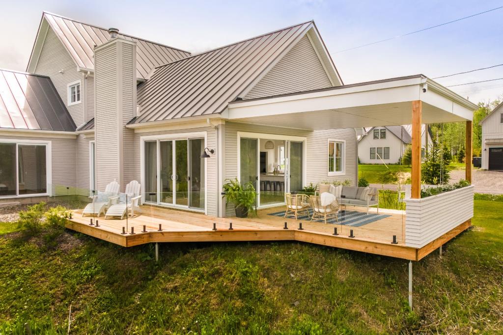 Séduisant cottage inondé de lumière naturelle avec vue imprenable sur l'eau