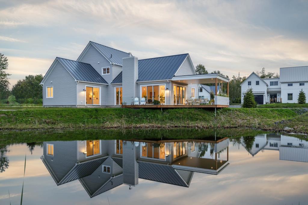 Séduisant cottage inondé de lumière naturelle avec vue imprenable sur l'eau