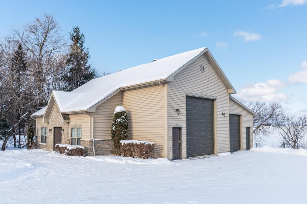 Spacieuse demeure familiale sise sur un terrain de 91 050 pi² longeant une rivière