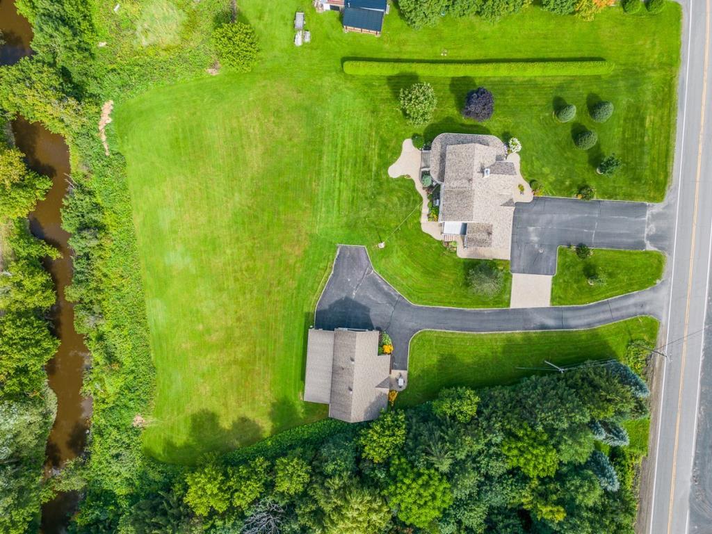 Spacieuse demeure familiale sise sur un terrain de 91 050 pi² longeant une rivière