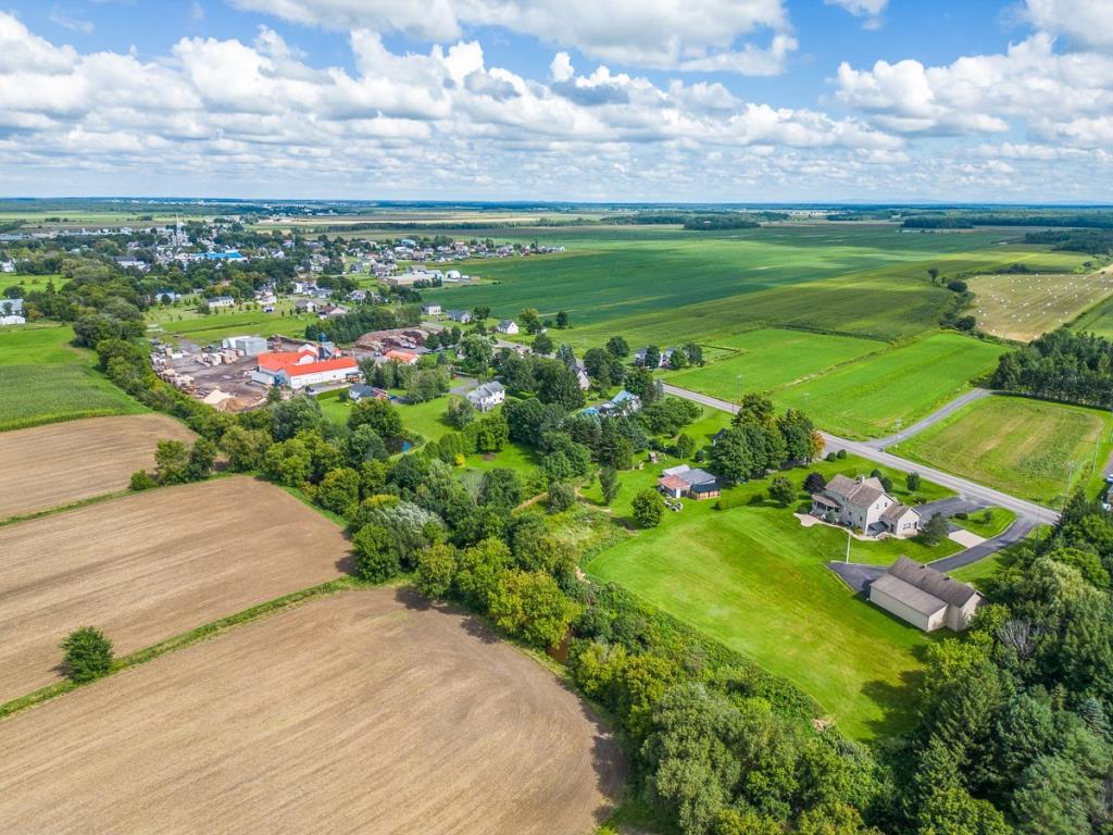 Spacieuse demeure familiale sise sur un terrain de 91 050 pi² longeant une rivière