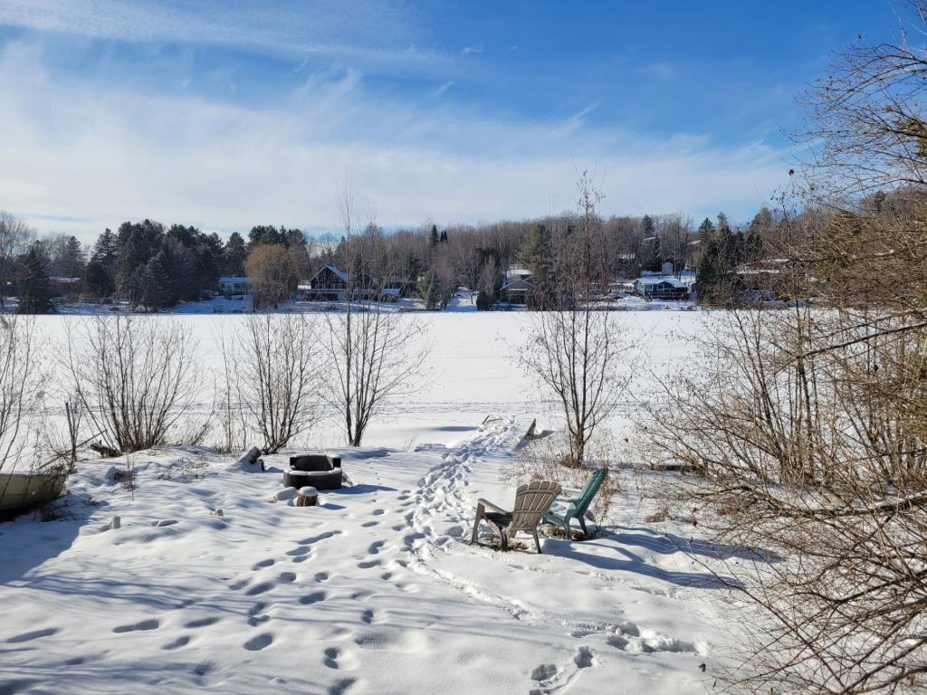 Lumineux refuge entièrement rénové avec vue sur les eaux scintillantes du lac