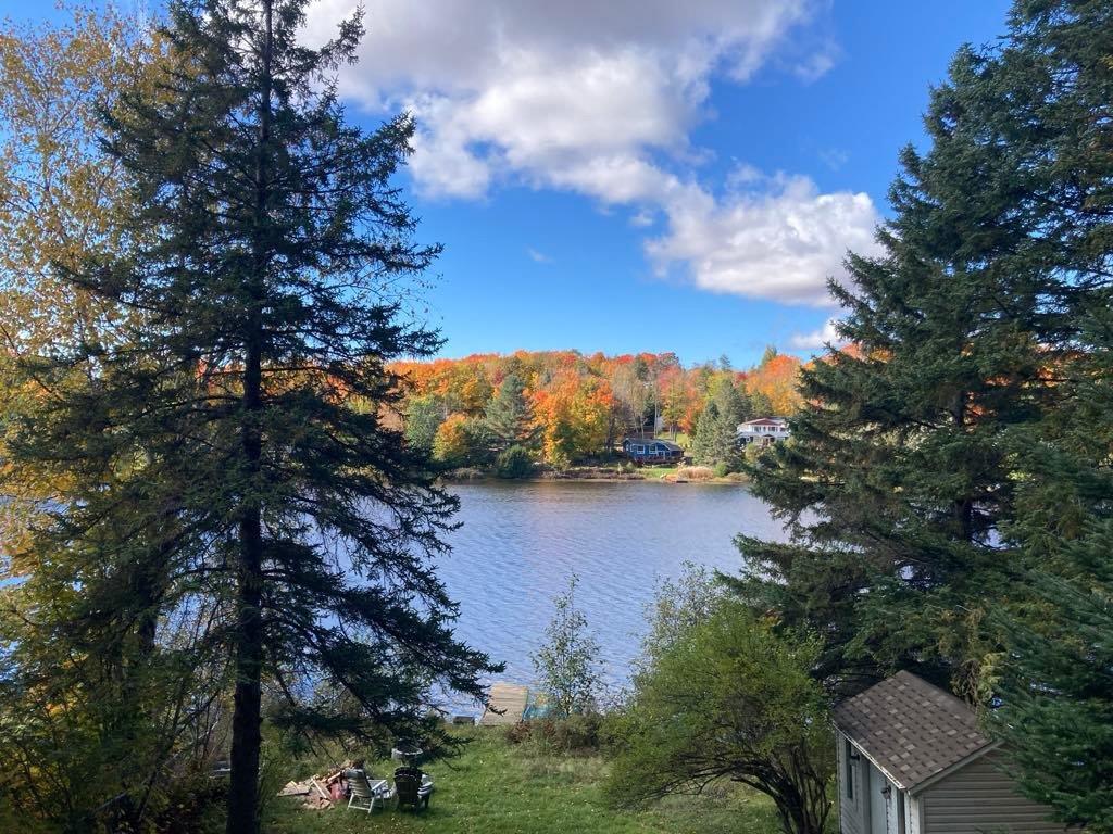 Lumineux refuge entièrement rénové avec vue sur les eaux scintillantes du lac
