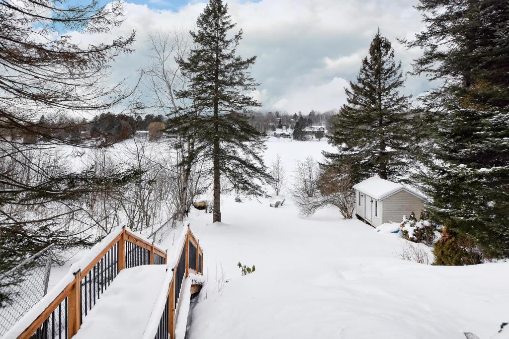 Lumineux refuge entièrement rénové avec vue sur les eaux scintillantes du lac
