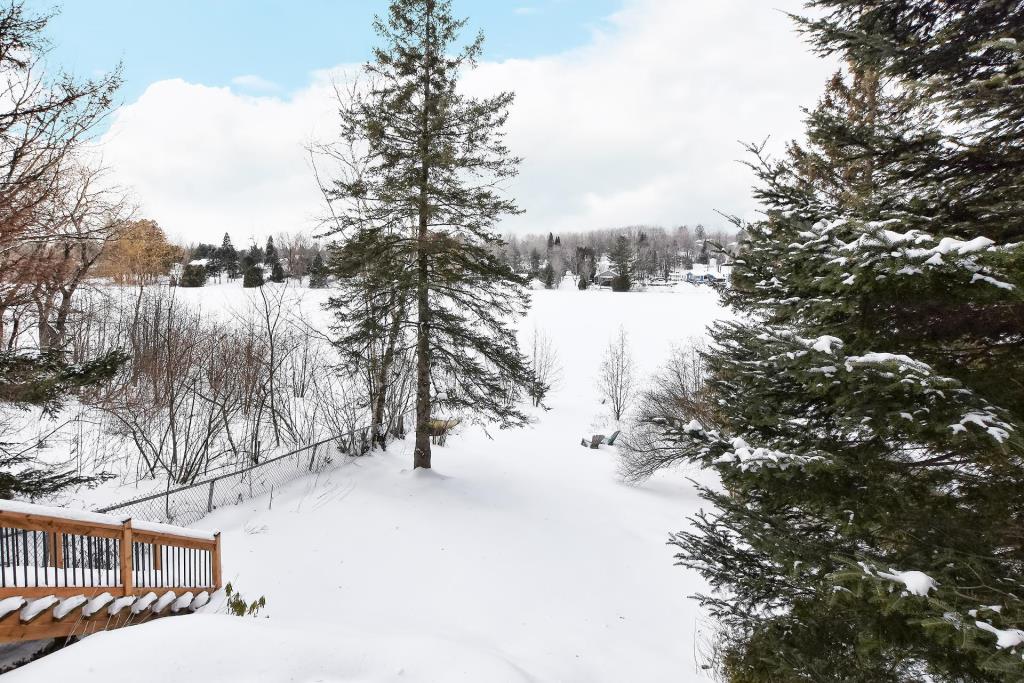 Lumineux refuge entièrement rénové avec vue sur les eaux scintillantes du lac