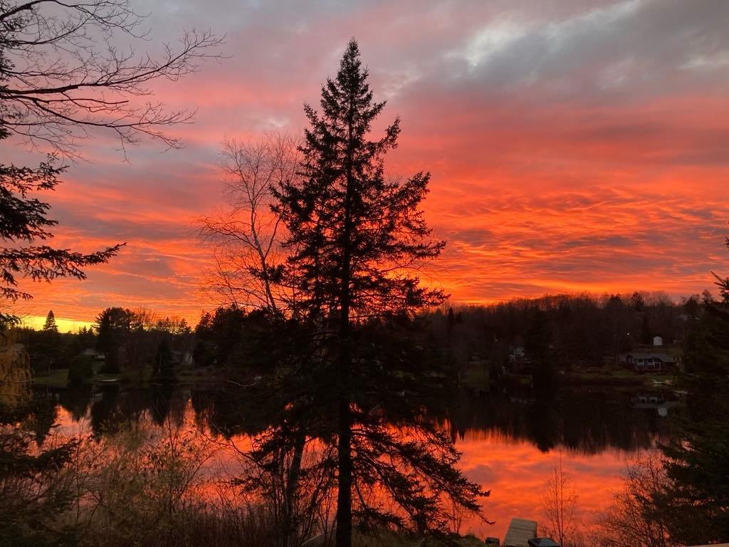 Lumineux refuge entièrement rénové avec vue sur les eaux scintillantes du lac