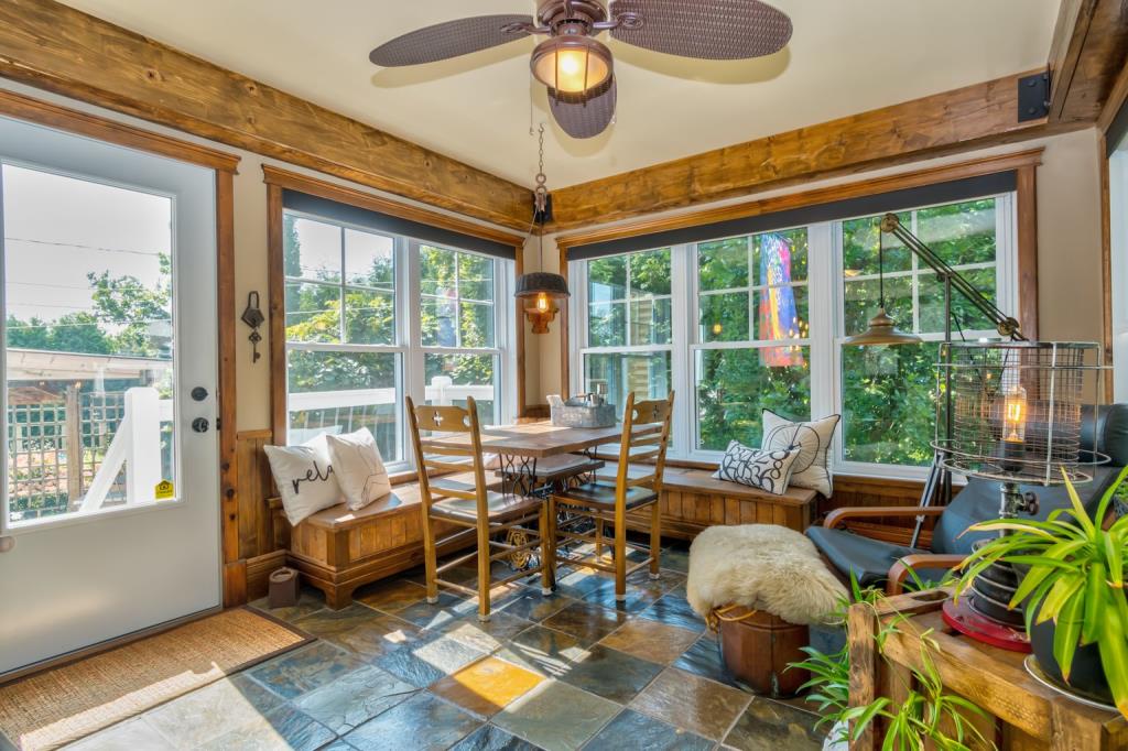 Coup de foudre pour ce cottage au décor chaleureux et sa cour tout simplement fabuleuse