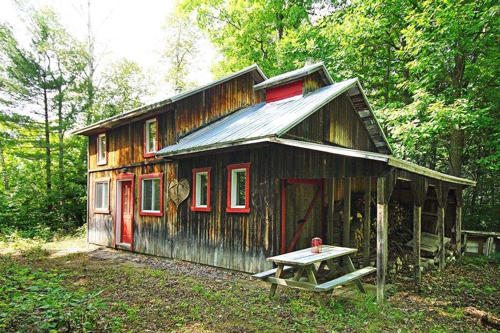 Ancienne école de rang sise sur un immense terrain de 717 419 pi²