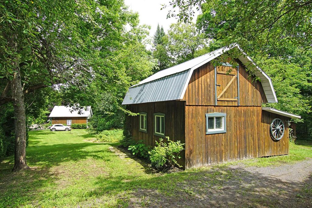 Ancienne école de rang sise sur un immense terrain de 717 419 pi²