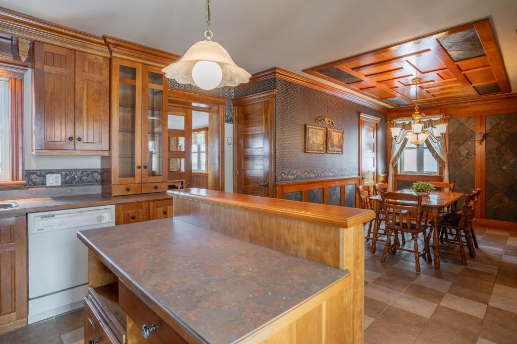Rénovée avec raffinement! Adorable centenaire à vendre pour 295 000 $